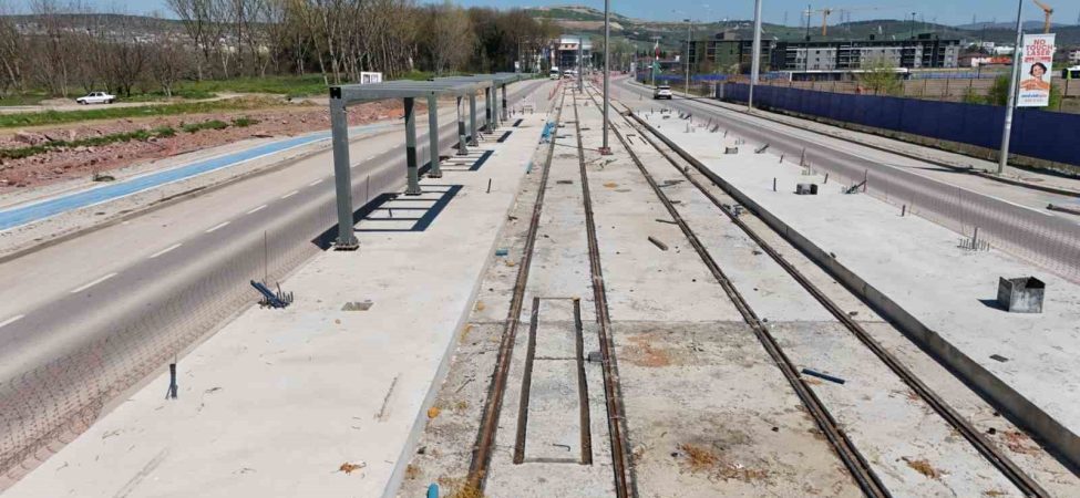 İZMİT VE KARTEPE'Yİ BİRBİRİNE BAĞLAYAN TRAMVAY HATTINDA RAYLAR BİRLEŞTİRİLDİ AKÇARAY KARTEPE'YE UZANIYOR