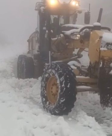 KARTEPE'DE BAHAR AYINDA KAR VE BUZLANMA MESAİSİ