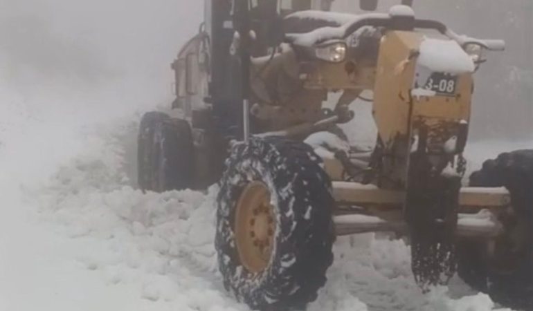 KARTEPE'DE BAHAR AYINDA KAR VE BUZLANMA MESAİSİ
