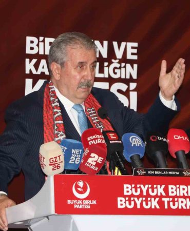 BBP GENEL BAŞKANI DESTİCİ: "BÖYLE GİDERSE, NÜFUSUMUZ 50 MİLYONUN ALTINA DÜŞER" BBP GENEL BAŞKANI MUSTAFA DESTİCİ ESKİŞEHİR'DE KONUŞTU DESTİCİ: "DÜNYADA NESLİ EN FAZLA TÜKENMEKTE OLAN İLK 5 MİLLETİN İÇİNDEYİZ, ÜLKENİN İÇİNDEYİZ" "ESKİDEN AİLE BAŞINA 3 ÇOCUK DÜŞERKEN BUGÜN 1 BUÇUKLARA KADAR DÜŞTÜ" "GERÇEK HAYATTAN KOPUP DİJİTAL BAĞIMLILIĞIN ESİRİ OLAN ÇOCUKLAR VAR" "GÜNYÜZÜ'NE 38 MİLYON METREKARE SANAYİ BÖLGESİ YAPILACAK"