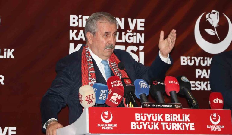 BBP GENEL BAŞKANI DESTİCİ: "BÖYLE GİDERSE, NÜFUSUMUZ 50 MİLYONUN ALTINA DÜŞER" BBP GENEL BAŞKANI MUSTAFA DESTİCİ ESKİŞEHİR'DE KONUŞTU DESTİCİ: "DÜNYADA NESLİ EN FAZLA TÜKENMEKTE OLAN İLK 5 MİLLETİN İÇİNDEYİZ, ÜLKENİN İÇİNDEYİZ" "ESKİDEN AİLE BAŞINA 3 ÇOCUK DÜŞERKEN BUGÜN 1 BUÇUKLARA KADAR DÜŞTÜ" "GERÇEK HAYATTAN KOPUP DİJİTAL BAĞIMLILIĞIN ESİRİ OLAN ÇOCUKLAR VAR" "GÜNYÜZÜ'NE 38 MİLYON METREKARE SANAYİ BÖLGESİ YAPILACAK"