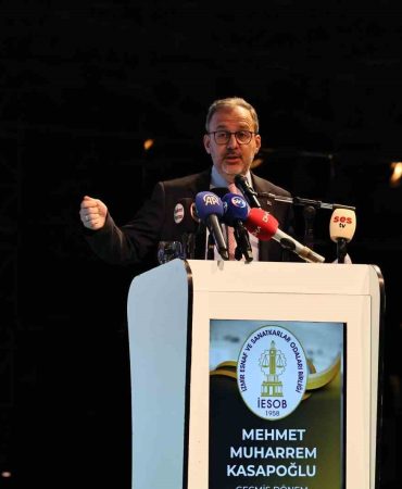 KASAPOĞLU: "ESNAFIMIZI HAKİR GÖRENLERE ASLA MÜSAADE ETMEYECEĞİZ" "KILIK KIYAFETE BAKARAK DEĞİL, ÜRETİMLE, GAYRETLE ALIN TERİYLE YÜRÜYORUZ"