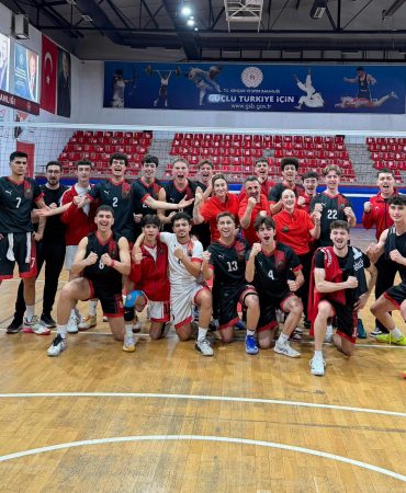 GÖLCÜK BELEDİYESPOR GENÇ ERKEK VOLEYBOL TAKIMI, TÜRKİYE FİNALLERİ'NE YÜKSELDİ