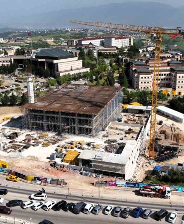 UMUTTEPE'DEKİ CAMİ VE OTOPARK İNŞAATI HIZLA İLERLİYOR