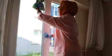KARTEPE'DE "ALO EVLAT" EKİPLERİ YAŞLILARI BAYRAMA HAZIRLIYOR