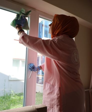 KARTEPE'DE "ALO EVLAT" EKİPLERİ YAŞLILARI BAYRAMA HAZIRLIYOR
