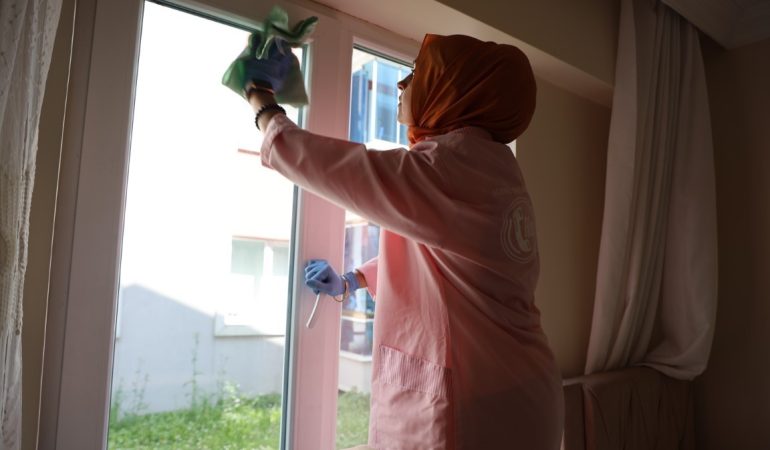KARTEPE'DE "ALO EVLAT" EKİPLERİ YAŞLILARI BAYRAMA HAZIRLIYOR