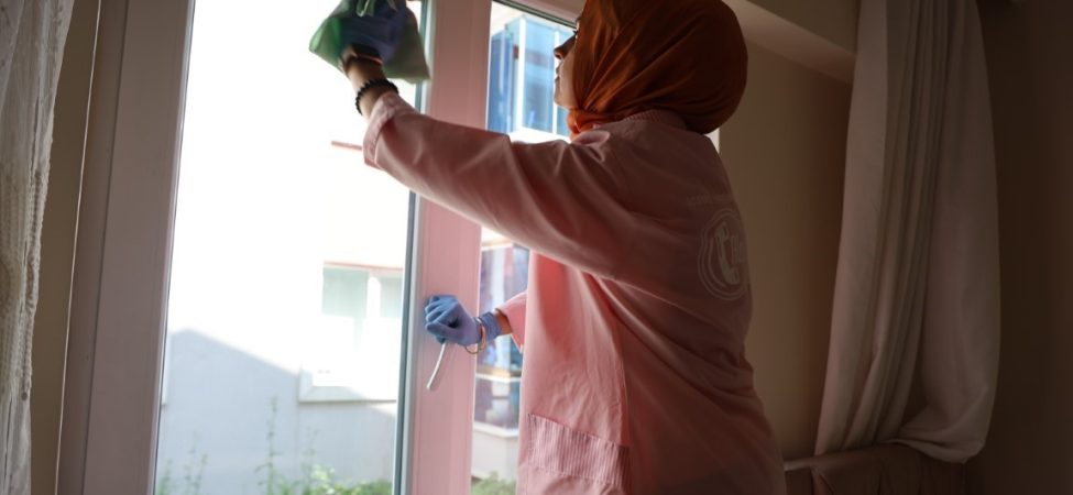 KARTEPE'DE "ALO EVLAT" EKİPLERİ YAŞLILARI BAYRAMA HAZIRLIYOR