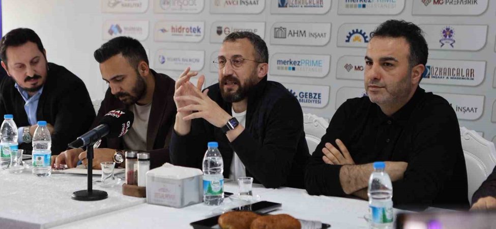 GEBZESPOR'DA YENİ DÖNEM BÜTÇESİ 200 MİLYON TL GEBZESPOR BAŞKANI YUSUF ÖZTÜRK: "HEDEFİMİZ ŞAMPİYONLUK" "30 YAŞ ÜSTÜ VE ÜST LİGLERDEN TRANSFER YAPMAYACAĞIZ" "GENÇ VE BAŞARIYA AÇ OYUNCULARI SEÇECEĞİZ"