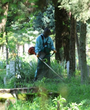 KARTEPE'DE MEZARLIK VE YEŞİL ALANLAR KURBAN BAYRAMI'NA HAZIRLANIYOR