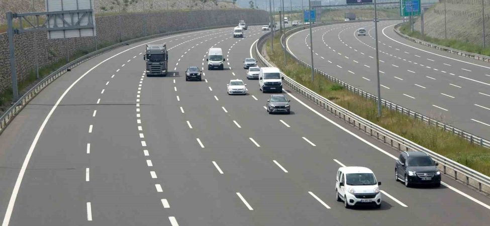 KOCAELİ'DE OTOYOLLARDA BAYRAM TATİLİ ÖNCESİ SAKİNLİK YAŞANIYOR