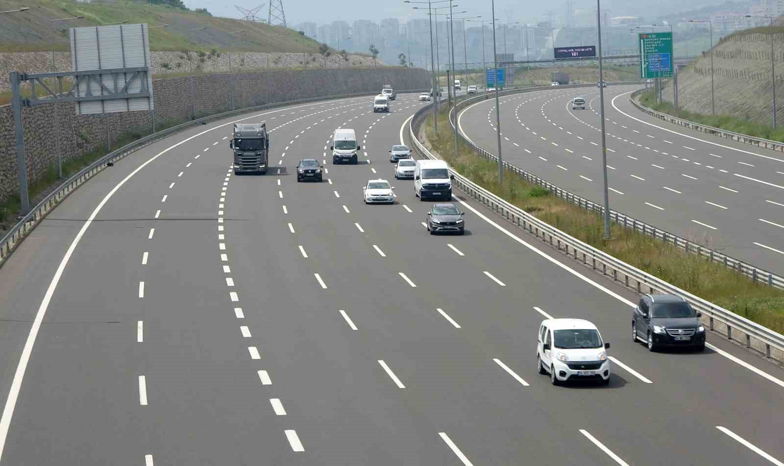 KOCAELİ'DE OTOYOLLARDA BAYRAM TATİLİ ÖNCESİ SAKİNLİK YAŞANIYOR