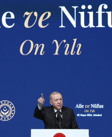 CUMHURBAŞKANI ERDOĞAN, "AİLE GÜÇLÜ OLDUĞUNDA BİREYLER DE TOPLUM DA GÜÇLÜ OLUR" "AİLE, GÜÇLÜ VE SAĞLIKLI AİLELERDE MUTLU VE MÜREFFEH GELECEĞİNİN GÜVENCESİ, ARTAN SALDIRILAR KARŞISINDA SIĞINILABİLECEK EN GÜVENLİ LİMANDIR" "3 ÇOCUK ÇAĞRIMIZIN HAKLILIĞI ORTADA" "DOĞURGANLIK HIZIMIZ DÜŞÜYOR, RAKAMLAR HEPİMİZ İÇİN TEDİRGİN EDİCİ "AİLE VE GENÇLİK FONU'NU TÜM TÜRKİYE'DE HAYATA GEÇİRDİK