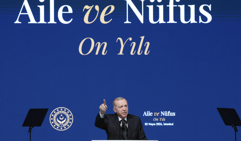 CUMHURBAŞKANI ERDOĞAN, "AİLE GÜÇLÜ OLDUĞUNDA BİREYLER DE TOPLUM DA GÜÇLÜ OLUR" "AİLE, GÜÇLÜ VE SAĞLIKLI AİLELERDE MUTLU VE MÜREFFEH GELECEĞİNİN GÜVENCESİ, ARTAN SALDIRILAR KARŞISINDA SIĞINILABİLECEK EN GÜVENLİ LİMANDIR" "3 ÇOCUK ÇAĞRIMIZIN HAKLILIĞI ORTADA" "DOĞURGANLIK HIZIMIZ DÜŞÜYOR, RAKAMLAR HEPİMİZ İÇİN TEDİRGİN EDİCİ "AİLE VE GENÇLİK FONU'NU TÜM TÜRKİYE'DE HAYATA GEÇİRDİK