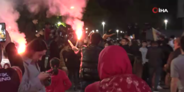 Derbinin ardından Galatasaraylı taraftarlardan kutlama