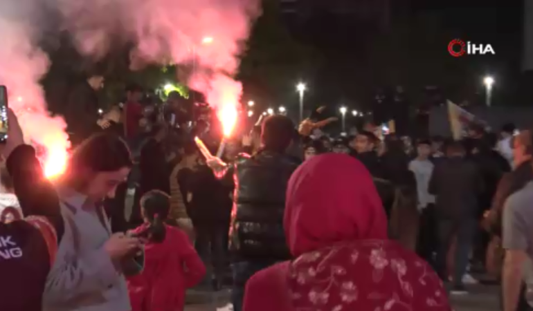 Derbinin ardından Galatasaraylı taraftarlardan kutlama