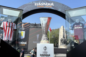 İlhan Mansız, UEFA Avrupa Ligi kupasını Beşiktaş Meydanı'na getirdi (1)