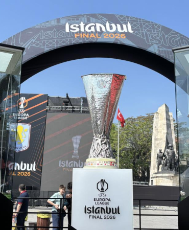 İlhan Mansız, UEFA Avrupa Ligi kupasını Beşiktaş Meydanı'na getirdi (1)