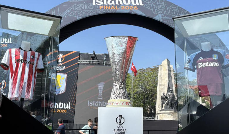 İlhan Mansız, UEFA Avrupa Ligi kupasını Beşiktaş Meydanı'na getirdi (1)