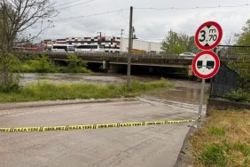 ALT GEÇİT SUYLA DOLDU, TIR MAHSUR KALDI