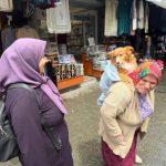 TRABZON SOKAKLARININ EN SIRA DIŞI GEZİNTİSİ BATTANİYEYE SARIP SIRTINA ALDIĞI 'KUKULİ' İSİMLİ KÖPEĞİ İLE İZİN GÜNLERİNDE TRABZON'U SOKAK SOKAK GEZİYOR TRABZONLU PAKİZE HATİPOĞLU, SOKAKLARDA SIRTINDA TAŞIDIĞI 'KUKULİ' İSİMLİ KÖPEĞİ İLE DOLAŞARAK YÜREKLERİ ISITIYOR