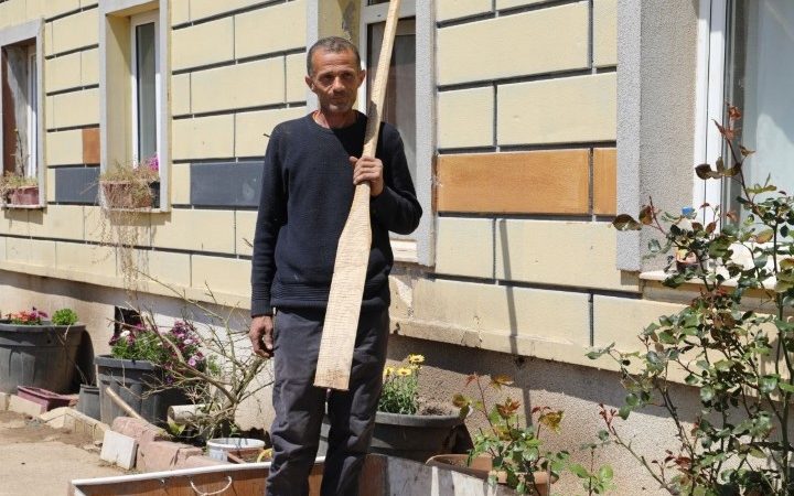 SAKARYA'DA TAŞKIN SONRASI 'VENEDİK' MANZARASI: EVİNE KAYIKLA GİTTİ TAŞKININ YAŞANDIĞI MAHALLEDE ULAŞIMI KAYIKLA SAĞLADI