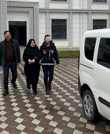 KOCASINI ÖLDÜREN KADININ MAHKEMEDE ANLATTIKLARI KAN DONDURDU 'BANA 'SENİ ÖLDÜRMEZSEM ADAM DEĞİLİM' DİYEREK SALDIRDI" "SAÇLARIMI KOPARTIR YERE ATARDI" "GÜNÜN BİRİNDE YİNE BENİ SÜPÜRGENİN DEMİR BORUSUYLA FECİ ŞEKİLDE DÖVMÜŞTÜ"