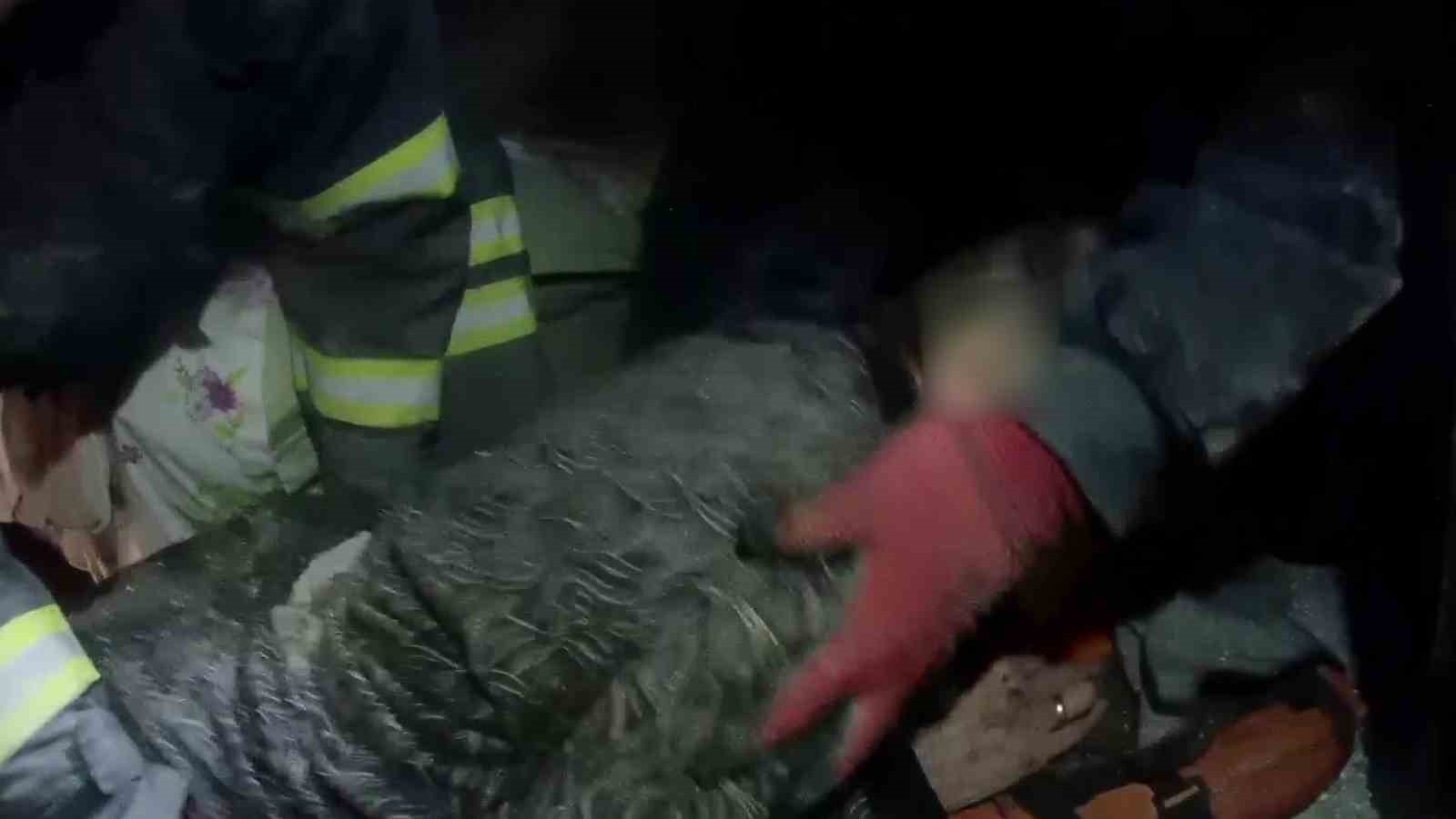 ÖLÜMLE YAŞAM ARASINDAKİ NEFES KESEN MÜCADELE KAMERADA KAHRAMANLARIN ZORLU MESAİSİ KASK KAMERALARINDA GARAJDAN ÇIKTIKLARI AN RİSK BAŞLIYOR: SANİYELERLE YARIŞAN İTFAİYECİLERİN GÖRÜNMEYEN YÜZÜ