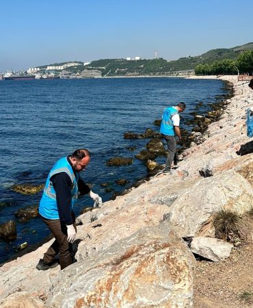 DİLOVASI'NDA MARMARA DENİZİ İÇİN SAHİL TEMİZLİĞİ YAPILDI