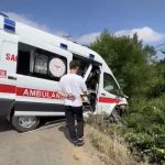 HASTA TAŞIYAN AMBULANS YOLDAN ÇIKARAK YEŞİLLİK ALANA SAVRULDU