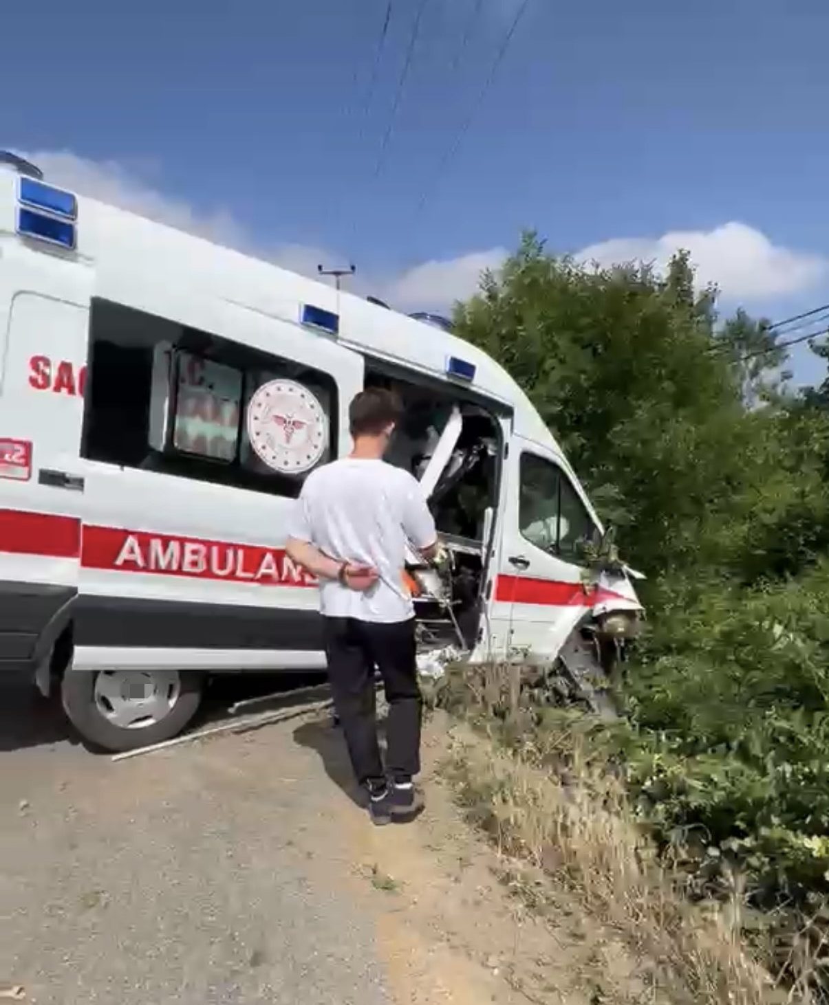 HASTA TAŞIYAN AMBULANS YOLDAN ÇIKARAK YEŞİLLİK ALANA SAVRULDU