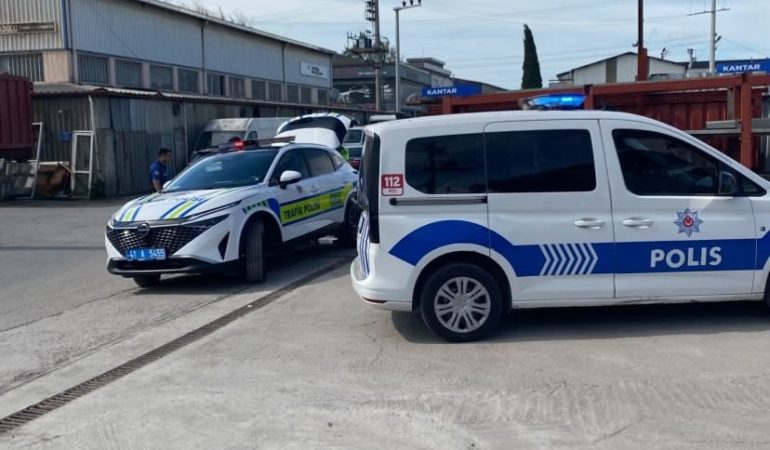 OTOMOBİLLE MOTOSİKLETİN ÇARPIŞTIĞI KAZA ANI KAMERAYA YANSIDI: 1 YARALI