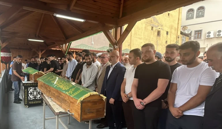 Trafik kazasında hayatını kaybeden baba ve oğlu yan yana defnedildi!