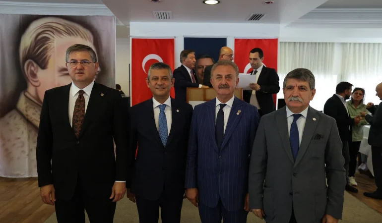 Yeni Parti’nin Kocaeli Milletvekilleri rozetlerini taktı